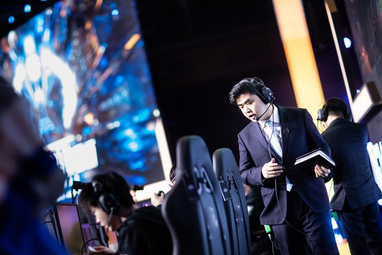 玩英雄联盟出名的人